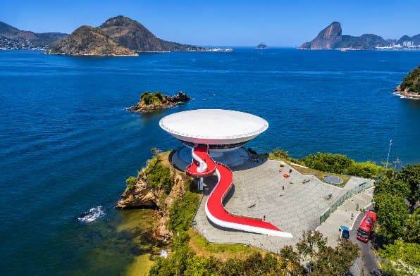 Vista aérea do Museu de Arte Contemporânea de Niterói, sobre a Baía de Guanabara