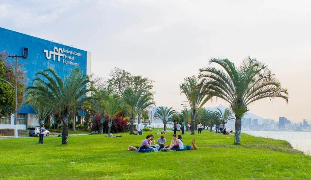 Campus do Gragoatá da UFF, em Niterói, com a Baía de Guanabara e o Rio de Janeiro ao fundo